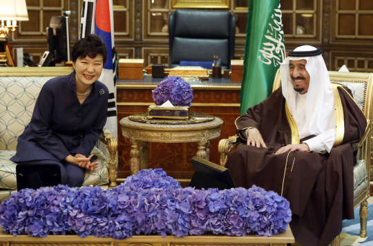 박근혜 대통령이 3일 오후(현지시간) 사우디아라비아 리야드 에르가궁 국왕집무실에서 살만 빈 압둘아지즈 알 사우드 국왕과 정상회담을 하고 있다.